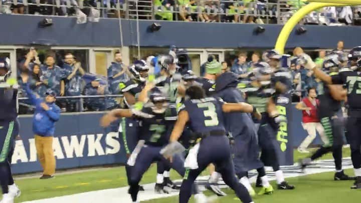 ラッセル・ウィルソンのインスタグラム：「Memories: First NFL Coaching Experience...Drive 1 Calling Plays= TOUCHDOWN!!! 🏈🏈🏈」