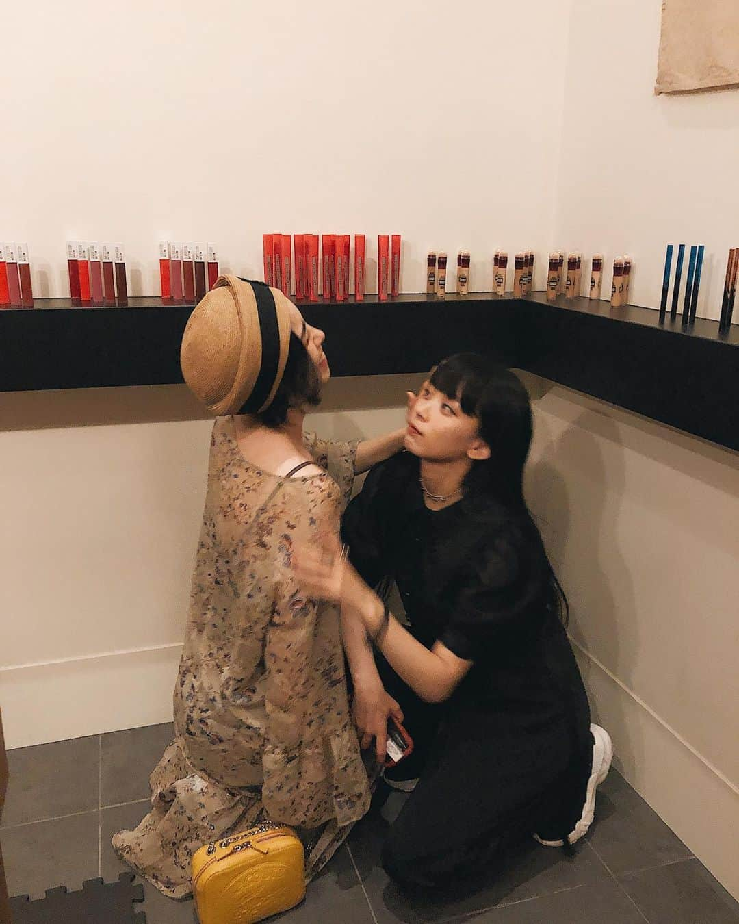 るうこさんのインスタグラム写真 - (るうこInstagram)「New York Fashion Week。 MAYBELLINE NEW YORKはメイクアップのバックステージに入り今年で10年を迎えるようです！ すごい、、、！ そしてなんと、New York Fashion Weekを、 日本でも体験して頂けるイベントを東京・メイベリンハウスにて開催するようです♡ 「ハイパーシャープ ライナー R」の新作 プラムブラウンもそこで初披露するみたい！  #mnyfashionweek #maybelline #メイベリン」8月31日 3時00分 - rororuko