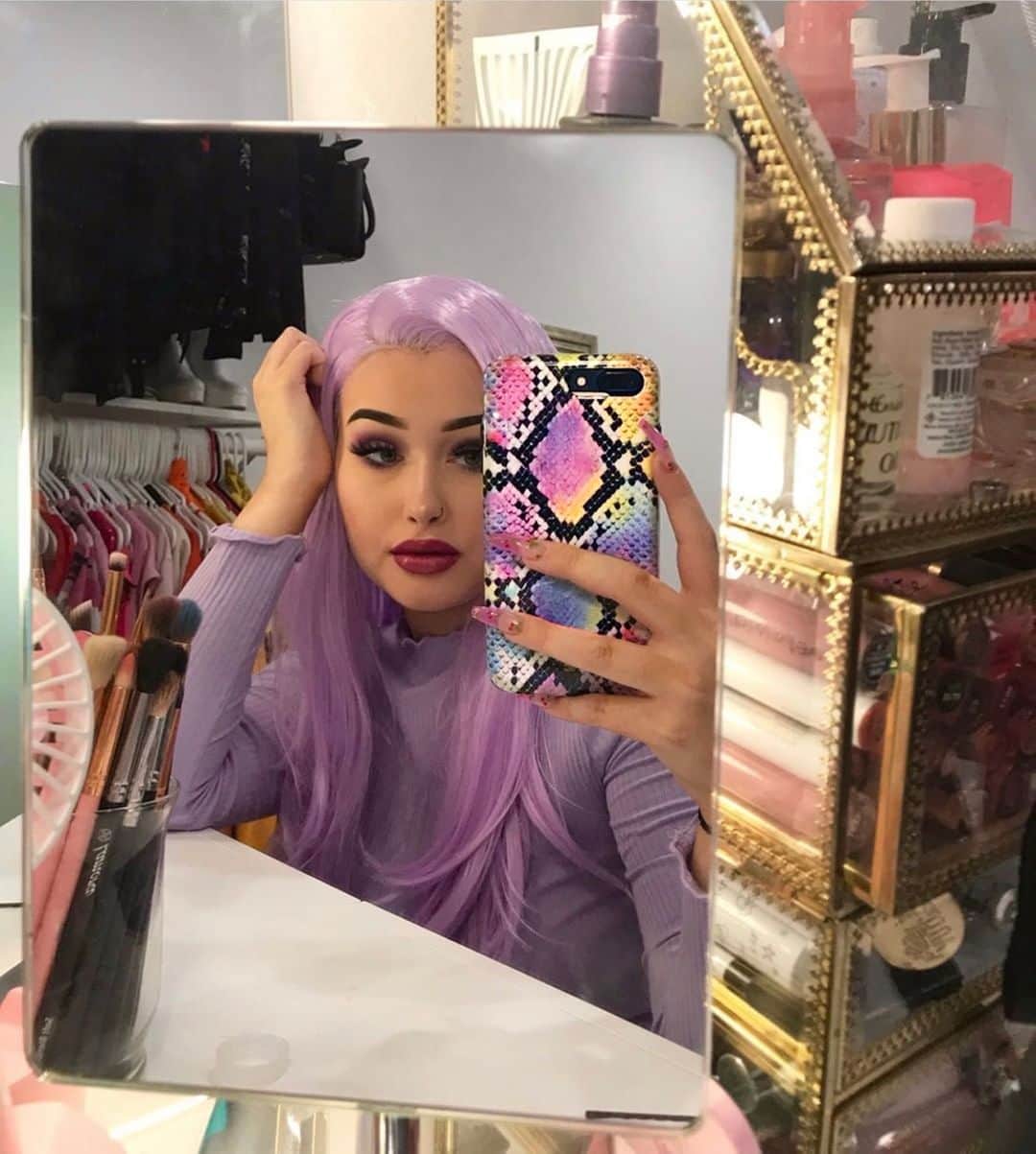 VELVETCAVIARさんのインスタグラム写真 - (VELVETCAVIARInstagram)「When your hair matches your case... naturally, you document it. 💁‍♀️💜 #VCBabe @baddieemadi slaying this look with our Neon Snakeskin Case. Get yours @velvetcaviar. #velvetcaviar #tgif #snakeskin」8月31日 3時01分 - velvetcaviar