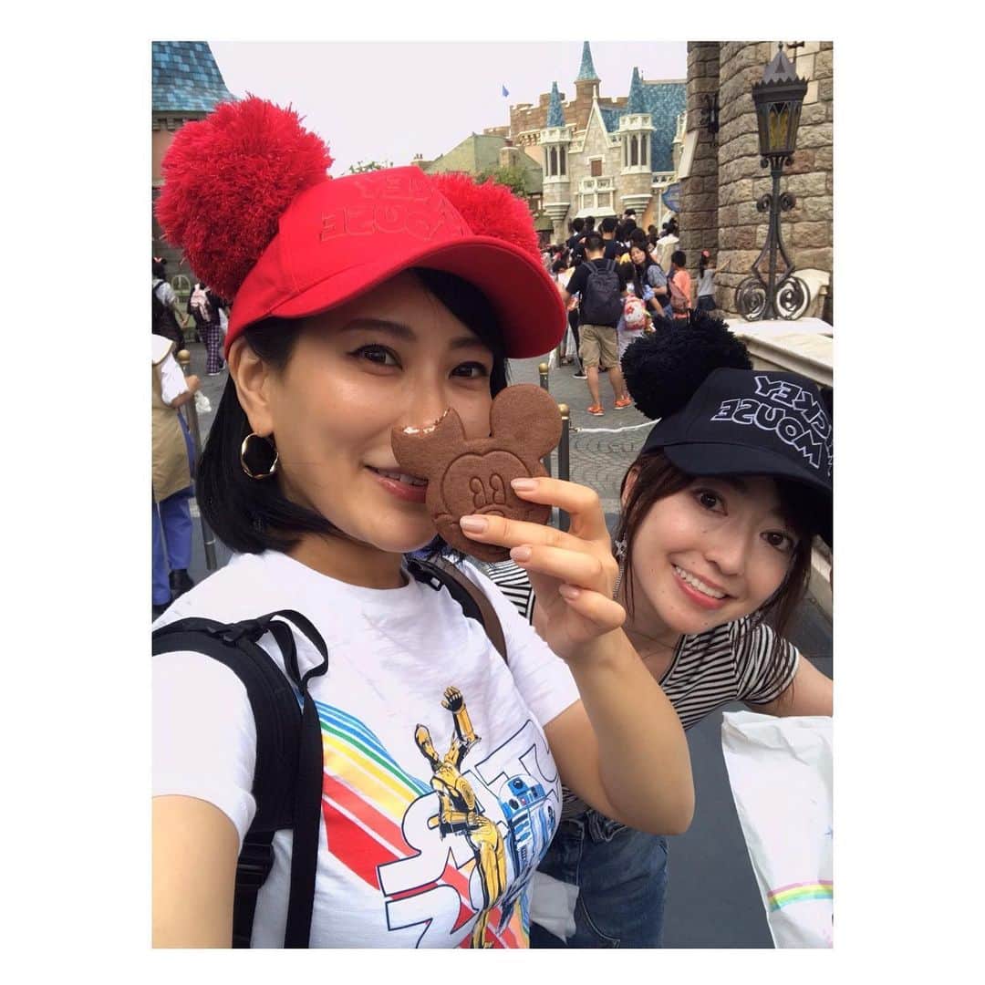 山崎直子のインスタグラム：「浮かれる#BBA  だって此処は#夢の国 だから... #許して ・ ・ ・ 全くもって#キャラ じゃないけどもw#東京ディズニーランド #ディズニー #tokyodisneyland #dreamland #いくつになっても #disneyland #disneyresort #instadaily #mickeymouse #mickey #cap こういうの初めて買ったw#安心してください 日常生活で被らないよ」