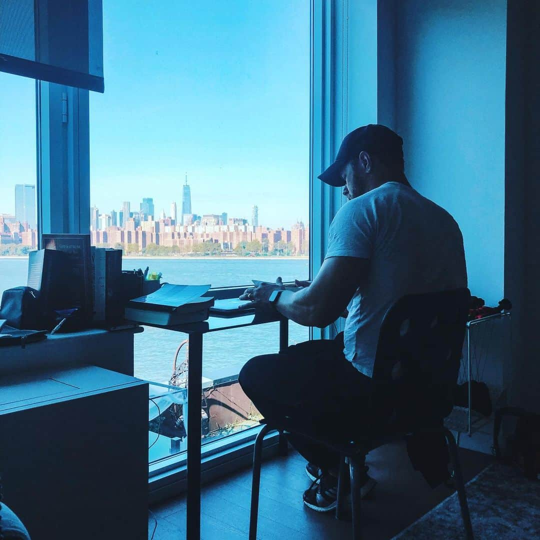 ケラン・ラッツさんのインスタグラム写真 - (ケラン・ラッツInstagram)「My reading / working nook🙌  What a view!🌇」8月31日 3時05分 - kellanlutz