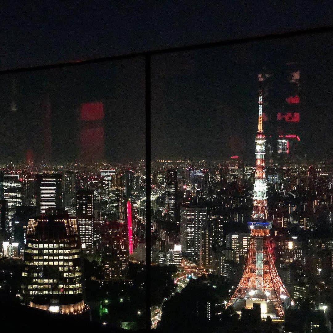 菊池かなこさんのインスタグラム写真 - (菊池かなこInstagram)「・ ASTALIFTの新商品 ASTALIFT JELLY AQUARYSTA レセプションがアンダーズ東京で行われました💎 ・ ドレスコードはsomething red 真っ赤で大人な空間でした🌹 会場はルーフトップバーで 52Fなので東京タワーも間近で見下ろせて最高の景色🗼 ・ ASTALIFT JELLY AQUARYSTAは 化粧水前に使う先行美容液 世界最小ヒト型ナノセラミドで スキンケアのベースを作ってくれる✨ エイジングケアにぴったりです◎ ・ ୨୧┈┈┈┈┈┈┈┈┈┈┈┈┈┈┈┈┈୨୧ @astalift_japan #ASTALIFTLAB #アスタリフトラボ #アスタリフト#ASTALIFT #美容液#導入美容液#アンチエイジング #エイジングケア#スキンケア#スキンケア用品 #虎ノ門ヒルズ#anderztokyo#アンダーズ東京」8月31日 3時07分 - canana_kanako