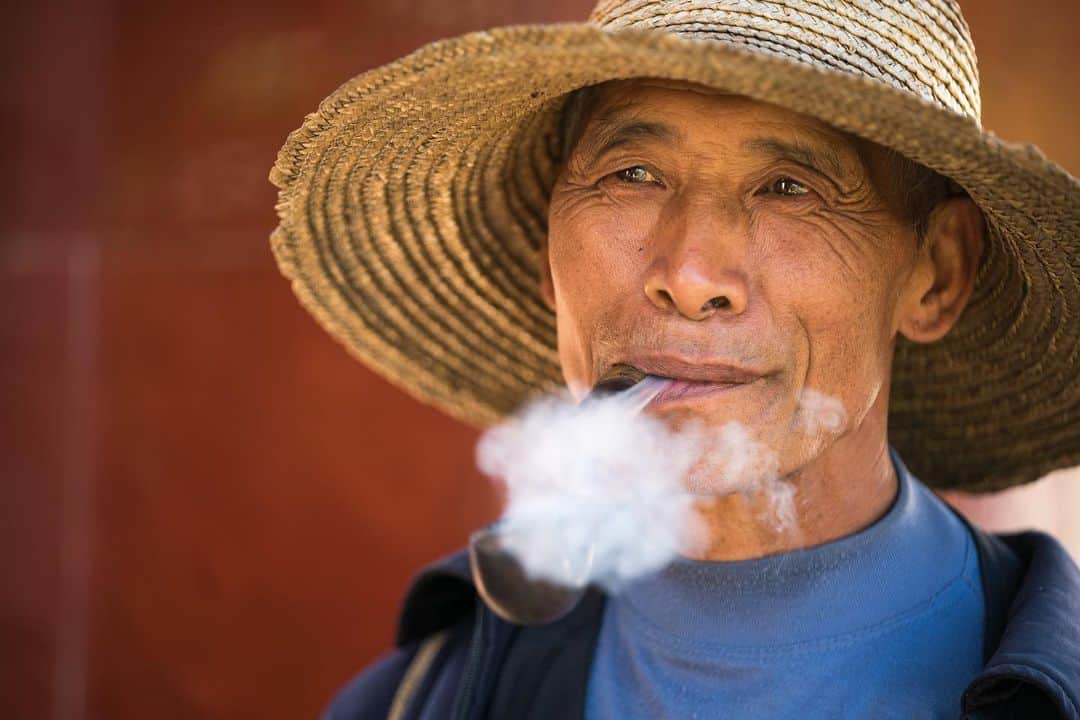Michael Yamashitaさんのインスタグラム写真 - (Michael YamashitaInstagram)「Sponsored by @sonysingapore | A Tibetan farmer takes a smoke break in Shaxi, a former trading town on the Tea Horse Road in Yunnan, China. Sony’s Eye Autofocus perfectly captured this moment, with tack sharp eyes, the window to the soul. EXIF: 1/500sec, f/2.8, ISO320 #SonyAlpha #A7Sii + #SonyGMaster #SEL70200GM @sonysingapore #Yunnan #farmer」8月31日 3時08分 - yamashitaphoto