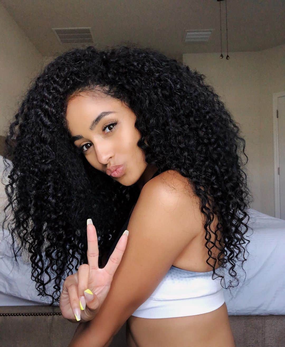 ケイラ・フィリップスのインスタグラム：「Sorry, can’t hear you over the volume of my hair🤪➿ I love these clip ins from @diamonddynastyvirginhair (AFRO Curly 20 in 250grams) Save some 💲with my discount code:KAYLA10」