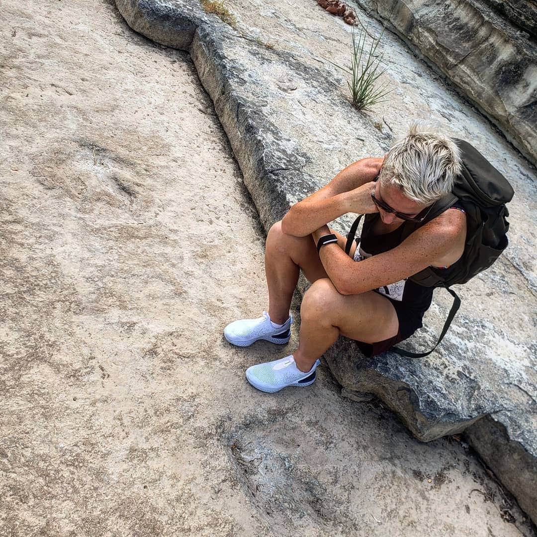 ソフィー・シュミットのインスタグラム：「🦖🐾 65 million year old tracks... She old! Wow! 💭 . . . . . #adventure #Texas #Austin #Roadtrip #trex #dinosaur #rocks」