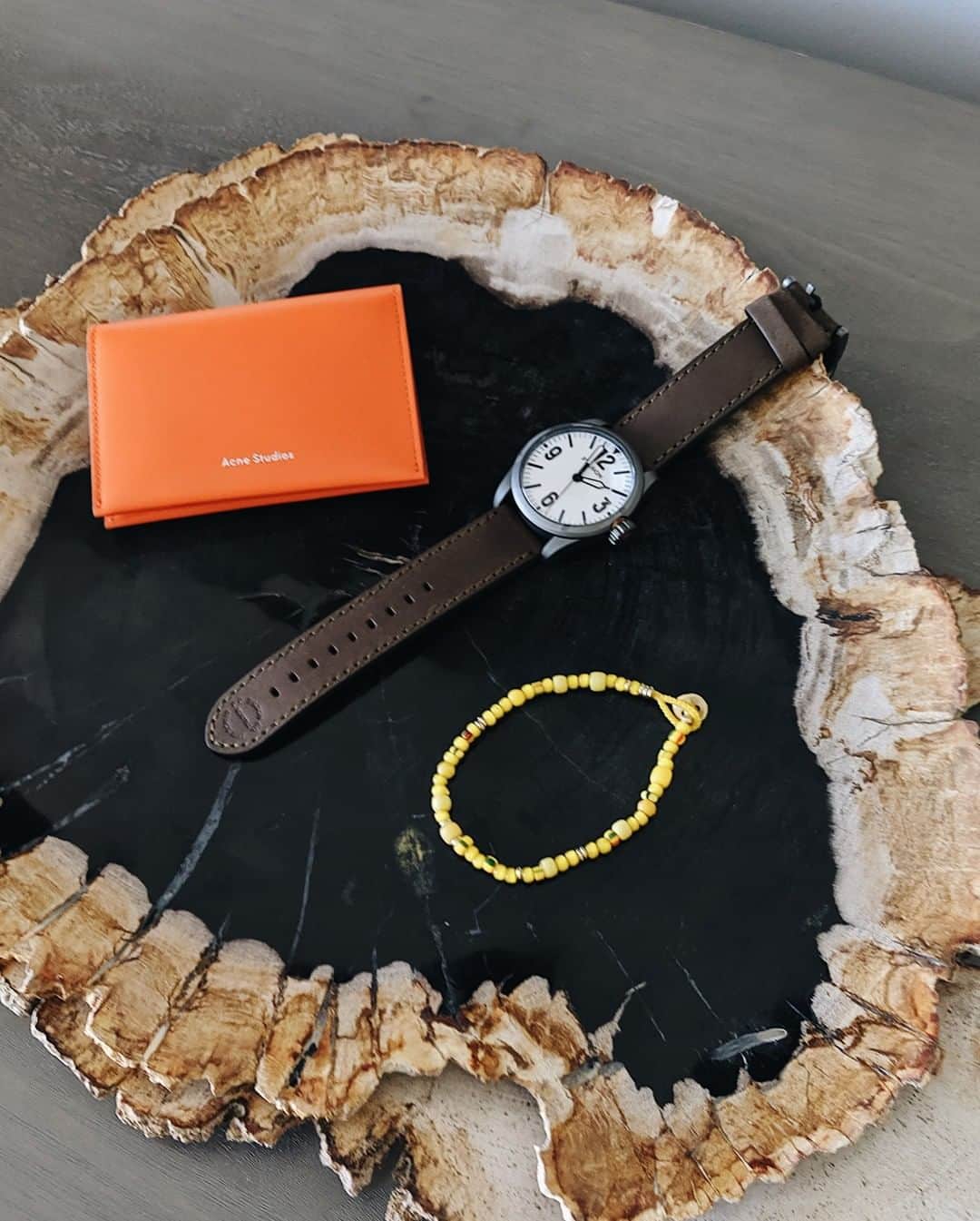 MR PORTERのインスタグラム：「The biggest decision of the day: which one to choose? #MRPORTERHamptons - 🛒Cardholder @acnestudios, watch @filson1897, bracelet @mikiajewelry. Head to the link in bio to shop the edit.」