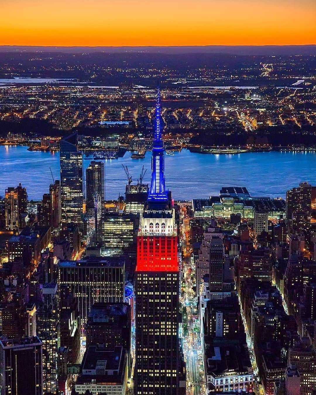 Empire State Buildingさんのインスタグラム写真 - (Empire State BuildingInstagram)「In honor of #LaborDay, our lights will shine in red, white and blue for the next four nights. #EmpireStateBuilding 🇺🇸 . 📷: @mattpugs」8月31日 3時21分 - empirestatebldg