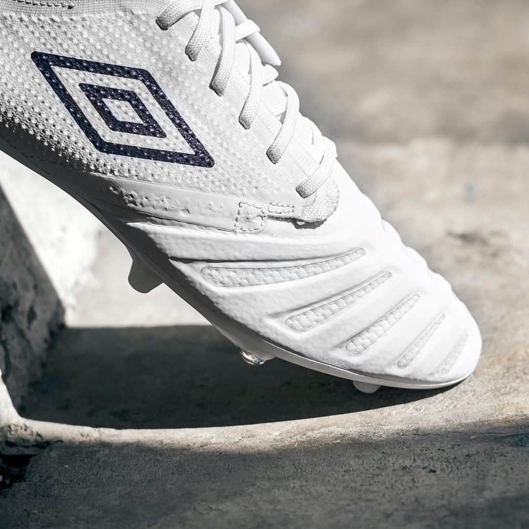 UMBROさんのインスタグラム写真 - (UMBROInstagram)「Introducing the UX Accuro 3 in White and Plum ⚪️. Available now. . . . #umbro #umbrofootball #football #cleats #cleatstagram #chuteiras #soccercleats #soccerboots #soccer #uxaccuro3」8月31日 3時26分 - umbro