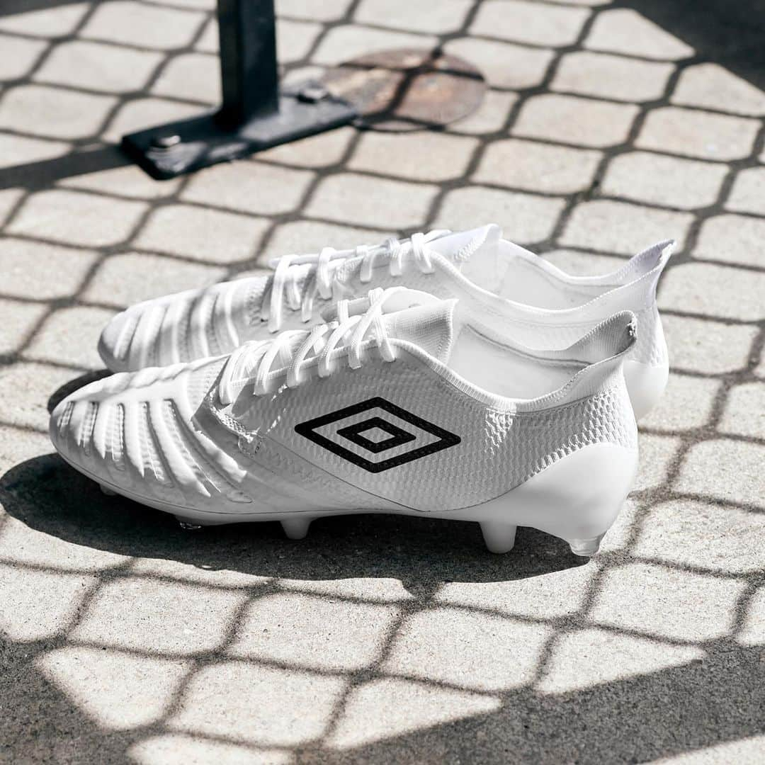 UMBROさんのインスタグラム写真 - (UMBROInstagram)「Introducing the UX Accuro 3 in White and Plum ⚪️. Available now. . . . #umbro #umbrofootball #football #cleats #cleatstagram #chuteiras #soccercleats #soccerboots #soccer #uxaccuro3」8月31日 3時26分 - umbro