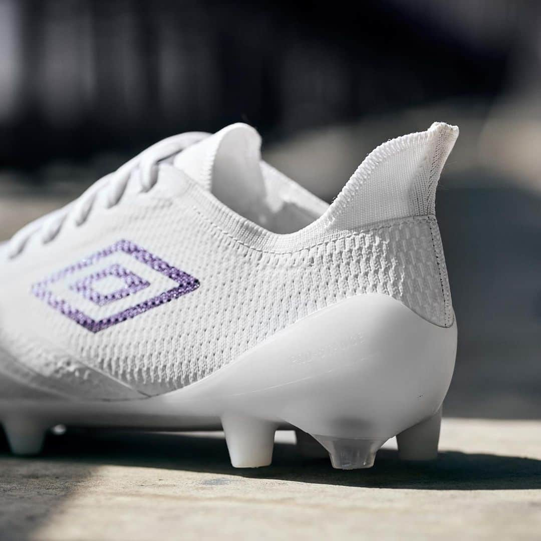 UMBROさんのインスタグラム写真 - (UMBROInstagram)「Introducing the UX Accuro 3 in White and Plum ⚪️. Available now. . . . #umbro #umbrofootball #football #cleats #cleatstagram #chuteiras #soccercleats #soccerboots #soccer #uxaccuro3」8月31日 3時26分 - umbro