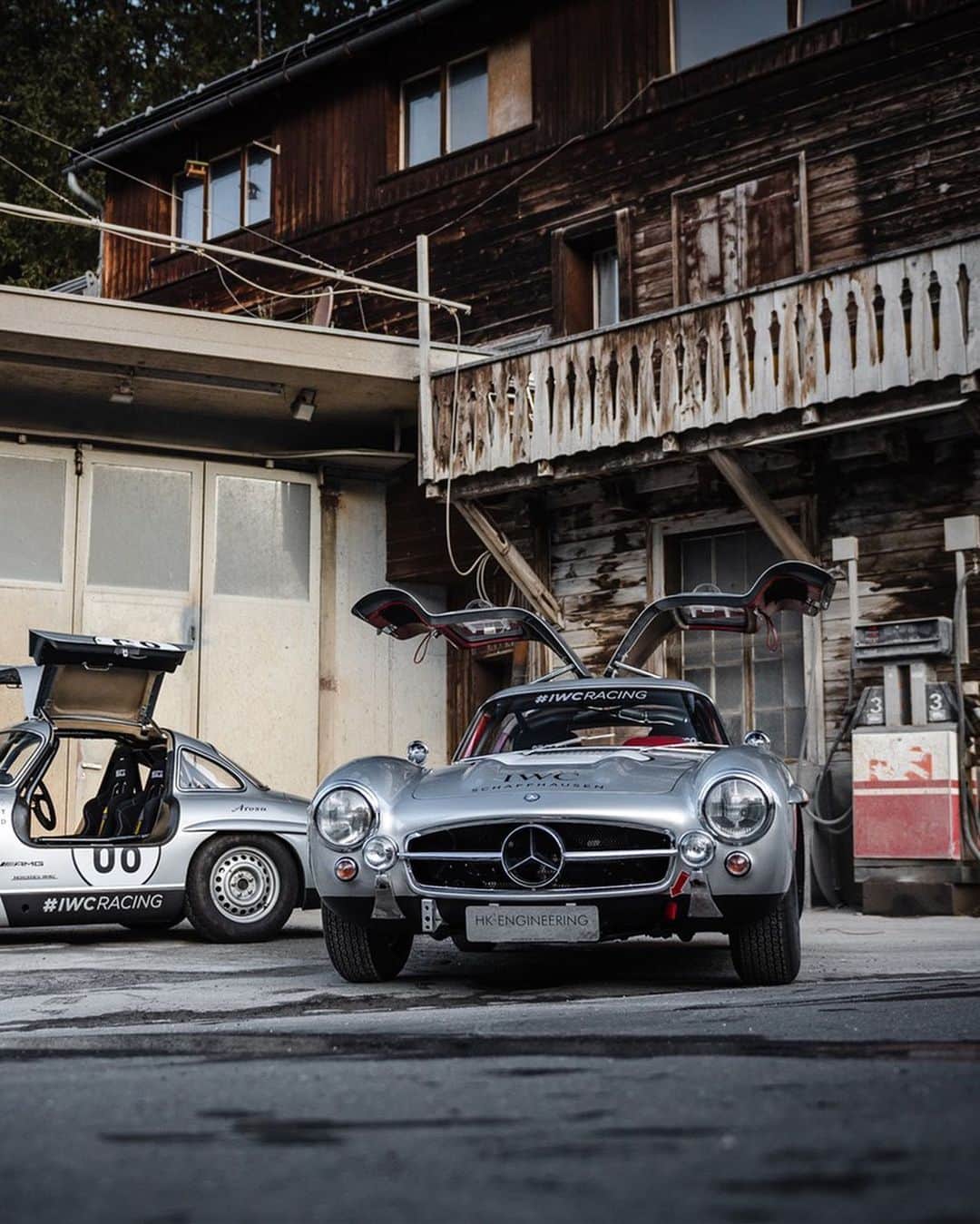 IWCさんのインスタグラム写真 - (IWCInstagram)「The #IWCRacing Team with the legendary Mercedes-Benz SL 300 “Gullwing” driven by racing champion Bernd Schneider at @ArosaClassicCar. @bsc_sports @tedgushue @mercedesamg #ArosaClassicCar」8月31日 3時28分 - iwcwatches