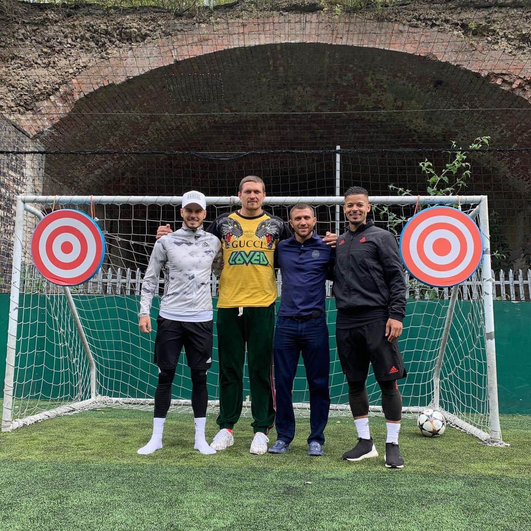 F2Freestylersのインスタグラム：「Huge good luck to @lomachenkovasiliy tomorrow night in his lightweight world title fight 🥊 This is going to be an incredible fight 🤙🏽 #Boxing #Lomachenko」