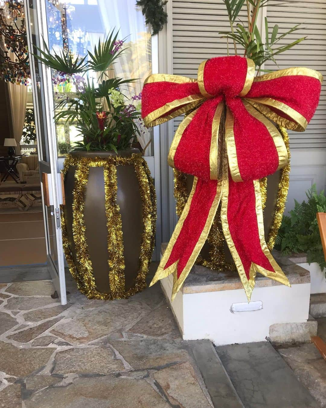 ニア・ヴァルダロスさんのインスタグラム写真 - (ニア・ヴァルダロスInstagram)「As guests check into this Hawaii hotel now in August, these decorations greet them but there isn’t signage saying we are filming a Christmas movie here. 🎄 😂 🎅🏼 #Hawaii #sametimenextchristmas (no it’s not my big fat Greek Christmas)」8月31日 3時35分 - niavardalos