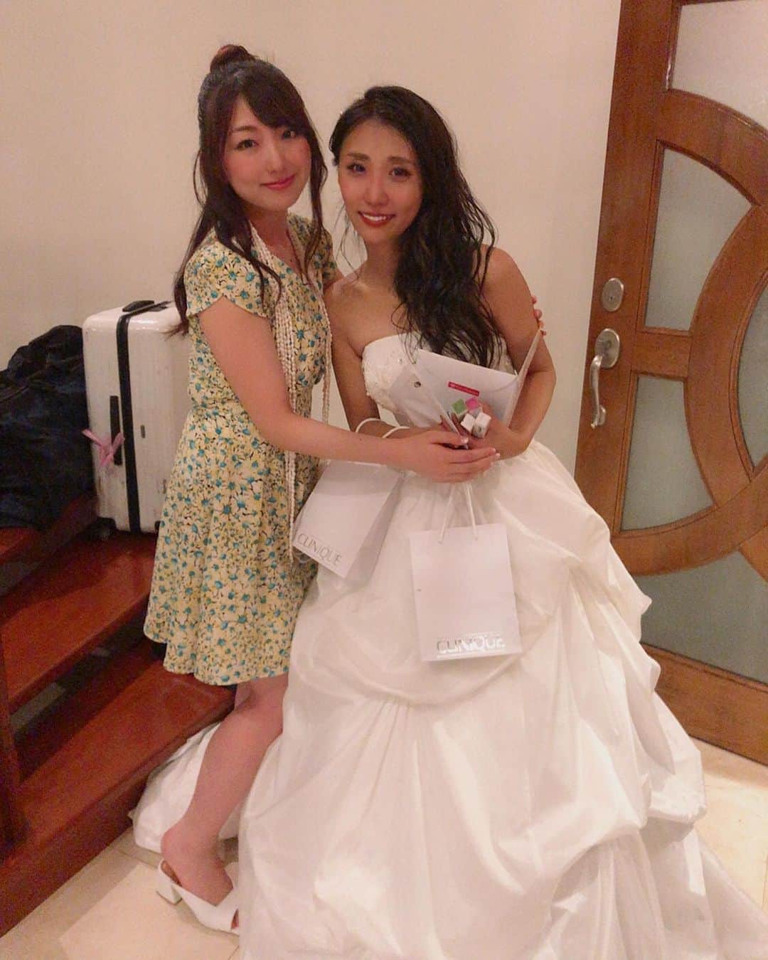 尻無浜冴美のインスタグラム：「親友でもあり、戦友でもあるせあら(@seara_chance )のハワイ挙式に参列したよ💖💖💖﻿ とっても美しくってとびきりの笑顔で、幸せが溢れてて😌﻿ 苦しんだり強がったりそんな姿を側で見てきたから親心みたいな気持ちかな？﻿ なんだか安心したの（；＿；）💖﻿ 旦那様にせあらをお願いしますと伝えたよ✨﻿ ﻿ おめでとう大好きなせあら💍🎉﻿ ﻿ ﻿ ﻿ ﻿  #ハワイ挙式 ﻿ #ハワイ結婚式 ﻿ #hawaiiwedding ﻿ #waikiki ﻿ #親友の結婚式 ﻿ #wedding ﻿ #邸宅ウェディング  #邸宅ウェディングハワイ」