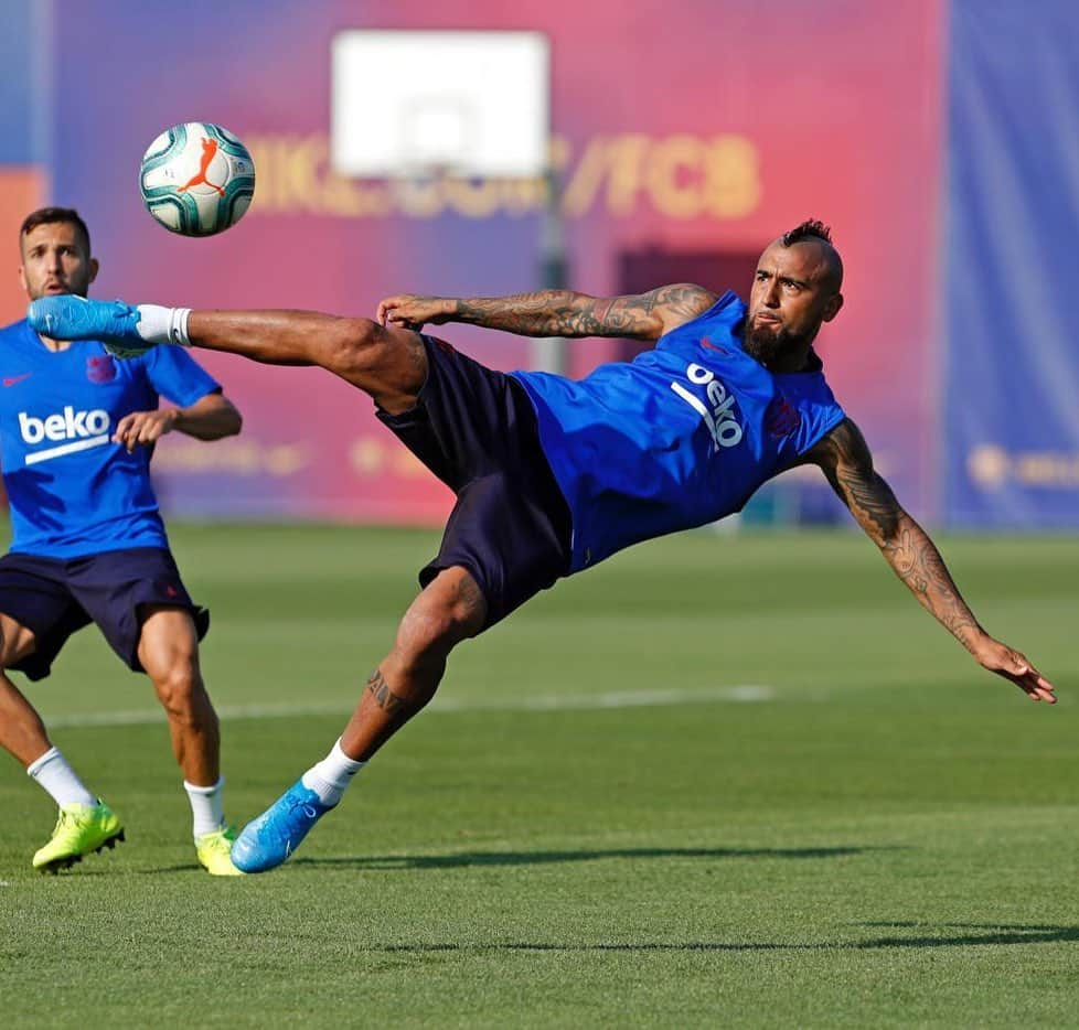 アルトゥーロ・ビダルさんのインスタグラム写真 - (アルトゥーロ・ビダルInstagram)「Listos para mañana!!💪🏽👑🔵🔴⚽️」8月31日 3時49分 - kingarturo23oficial