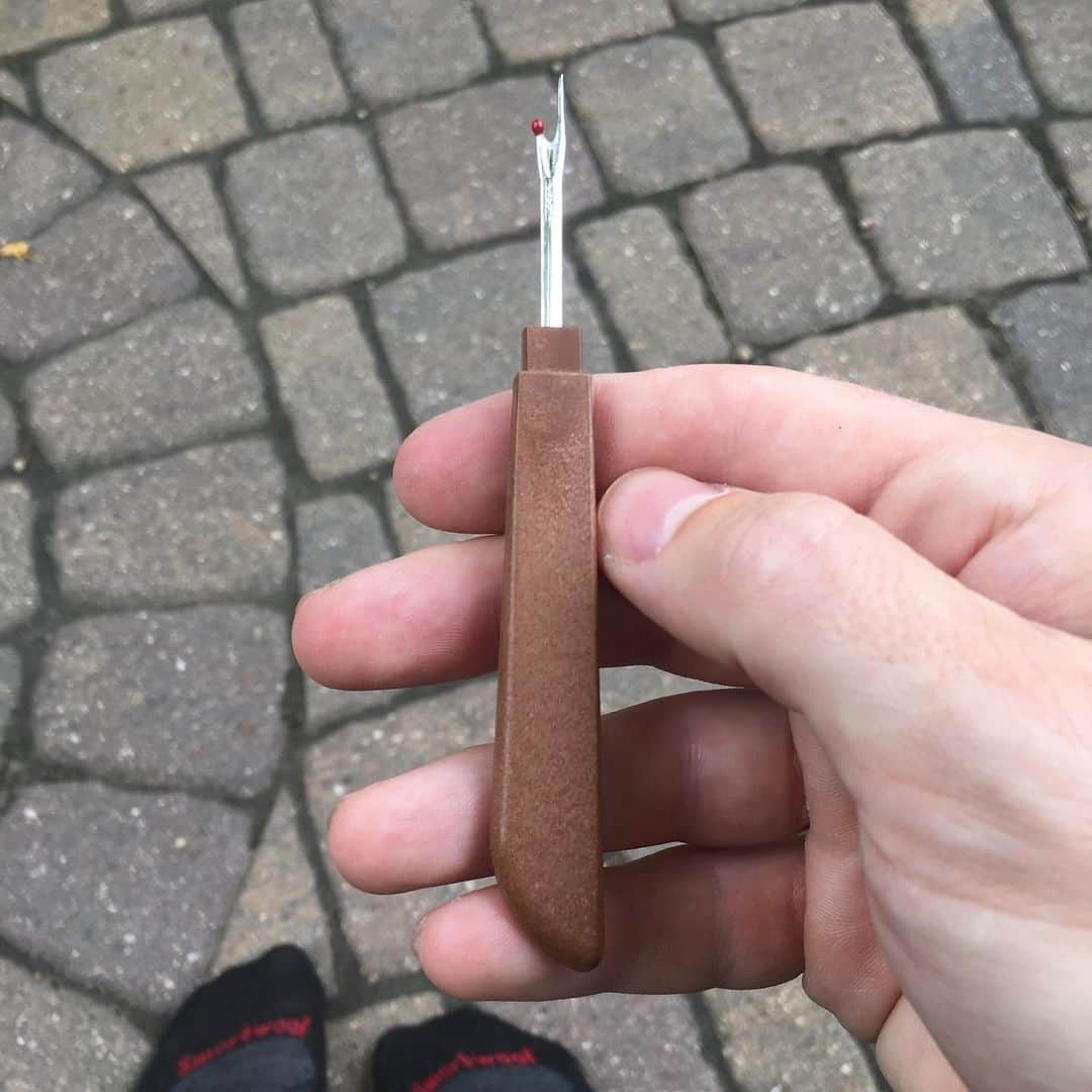 のインスタグラム：「A short poem for my seam ripper: ❤️ I cannot contain My laughter inside  It has me in stitches One thread at a time  I don’t give a rip  If I cannot sew The pricks of a needle I don’t care to know But I wield a tool Quite sharp yet sublime I slice through my patchwork One seam at a time Yes, many a hem Shall henceforth divide For seams I shall rip  One thread at a time ❤️❤️❤️」
