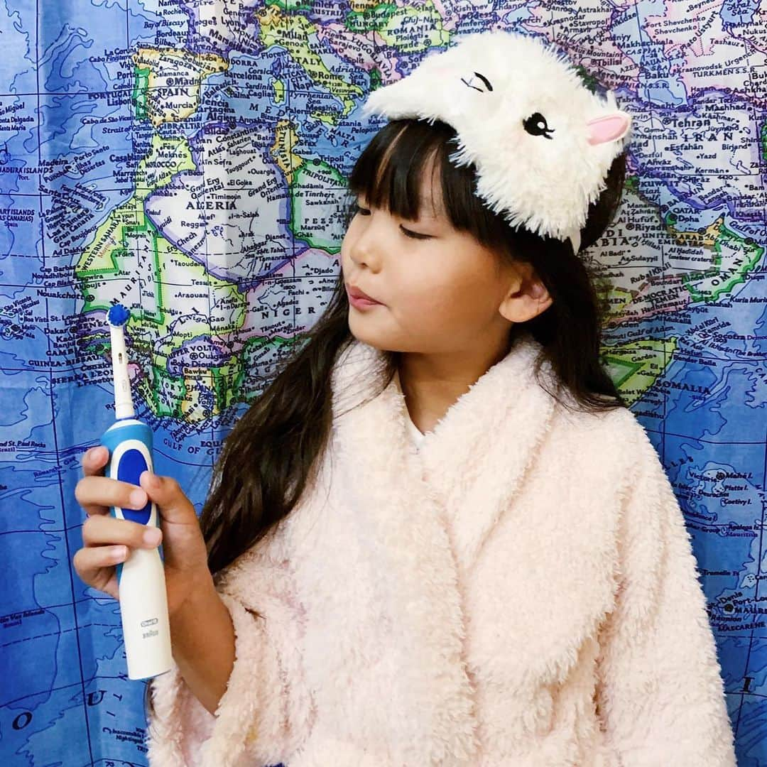 Zooey Miyoshiさんのインスタグラム写真 - (Zooey MiyoshiInstagram)「#Ad As most of you know, Zooey recently started using Invisalign which means it’s more important than ever for us to pay close attention to her dental hygiene. We’ve recently upgraded her to the @OralB Kids Vitality Rechargeable Toothbrush, which was suggested to us by her dentist to conquer her cavities - and so far so good! Since the dentist recommends brushing for 2 minutes, the 2-minute timer has made it easier for us to ensure Zooey is brushing for the proper amount of time. She also loves how this high-performance power brush works like magic compared to a manual toothbrush. You can find more information about the Oral-B Kids Vitality Rechargeable Toothbrush in our IG Stories! Do your kiddos a favor and upgrade their oral health routine so that they can share their bright and healthy smiles, especially on picture day! Comment 🙌🏻 if your kids are already using an Oral-B Rechargeable Toothbrush! #oralbbacktoschool」8月31日 3時59分 - zooeyinthecity