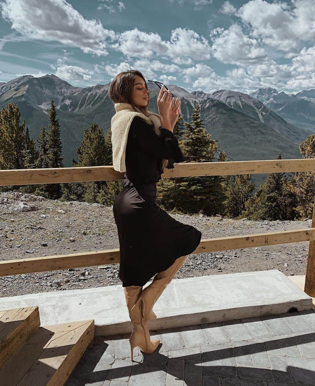 JANICE JOOSTEMAさんのインスタグラム写真 - (JANICE JOOSTEMAInstagram)「Turquoise lakes, Tumbling glaciers, Endless Icefields, towering mountain peaks 🏔🇨🇦 @revolve #revolvearoundtheworld  Swipe to the next photo to shop my look」8月31日 3時56分 - janicejoostemaa