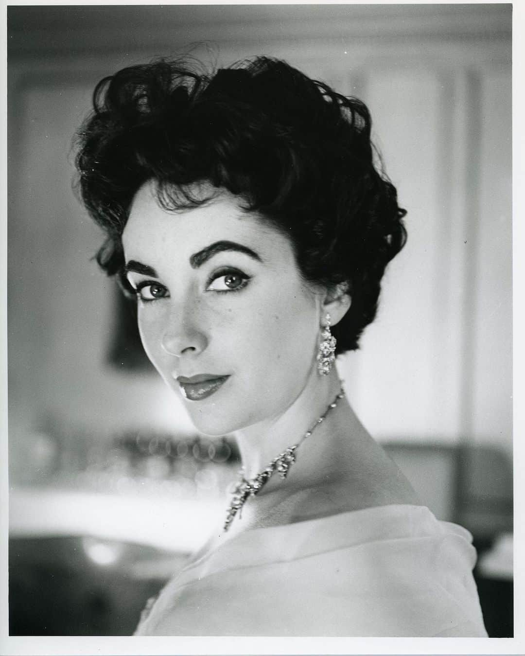 アレクサンドラ・ダダリオさんのインスタグラム写真 - (アレクサンドラ・ダダリオInstagram)「Elizabeth Taylor was an incredible woman who devoted so much of her energy to helping people diagnosed with HIV/AIDS. The Elizabeth Taylor AIDS foundation is still fighting to ensure people in all parts of the world are able to get education to help prevent the spread of HIV and provide medical care to empower women and men to take control of their health. Excited to share that @elizabethtayloraidsfoundation is once again benefitting from @macys Thanks For Sharing this year! Give a little, get a lot, and visit macys.com/thanks for more details. If you can, please donate what you can, or volunteer. And always tell your friends to use protection and to show compassion. This makes a huge difference in the world. ❤️💜」8月31日 3時57分 - alexandradaddario