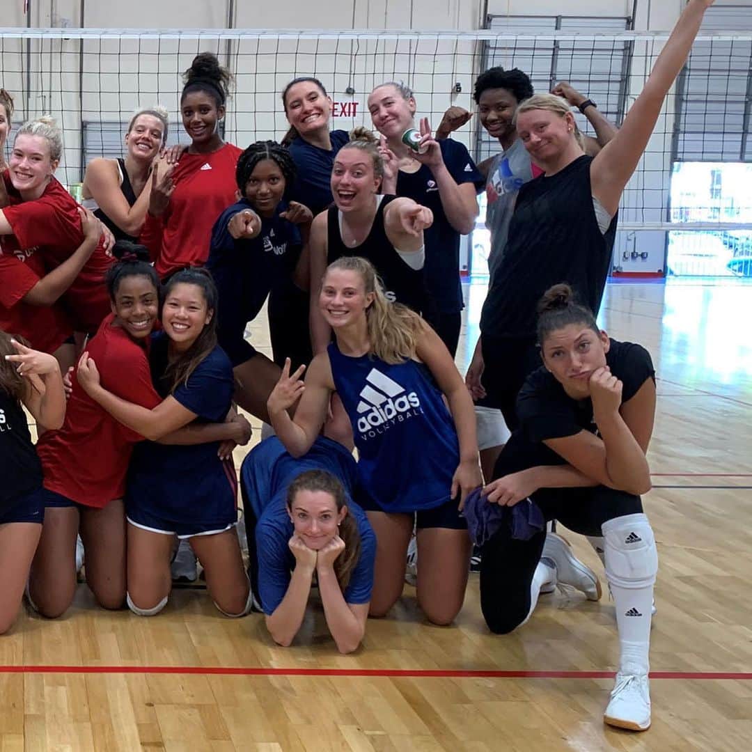 USA Volleyballさんのインスタグラム写真 - (USA VolleyballInstagram)「The future meets the present as the @usavwnt is training alongside the U.S. Girls Youth Team this week in Anaheim. @usavwnt is preparing for @volleyballworld #World Cup while #USAVgynt leaves Sunday for Egypt 🇪🇬 to play in FIVB Girls U18 World Championship.」8月31日 4時09分 - usavolleyball