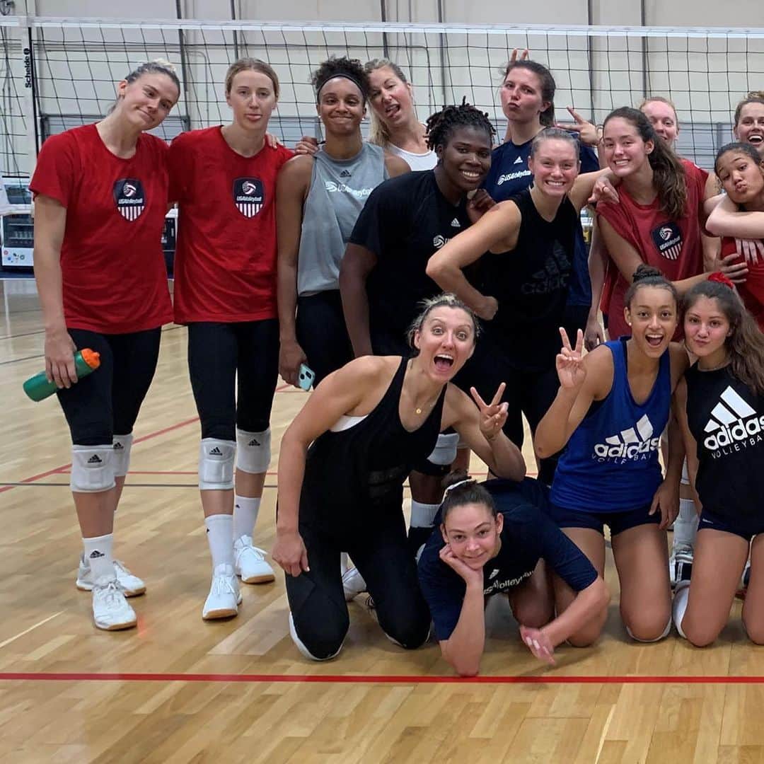 USA Volleyballさんのインスタグラム写真 - (USA VolleyballInstagram)「The future meets the present as the @usavwnt is training alongside the U.S. Girls Youth Team this week in Anaheim. @usavwnt is preparing for @volleyballworld #World Cup while #USAVgynt leaves Sunday for Egypt 🇪🇬 to play in FIVB Girls U18 World Championship.」8月31日 4時09分 - usavolleyball