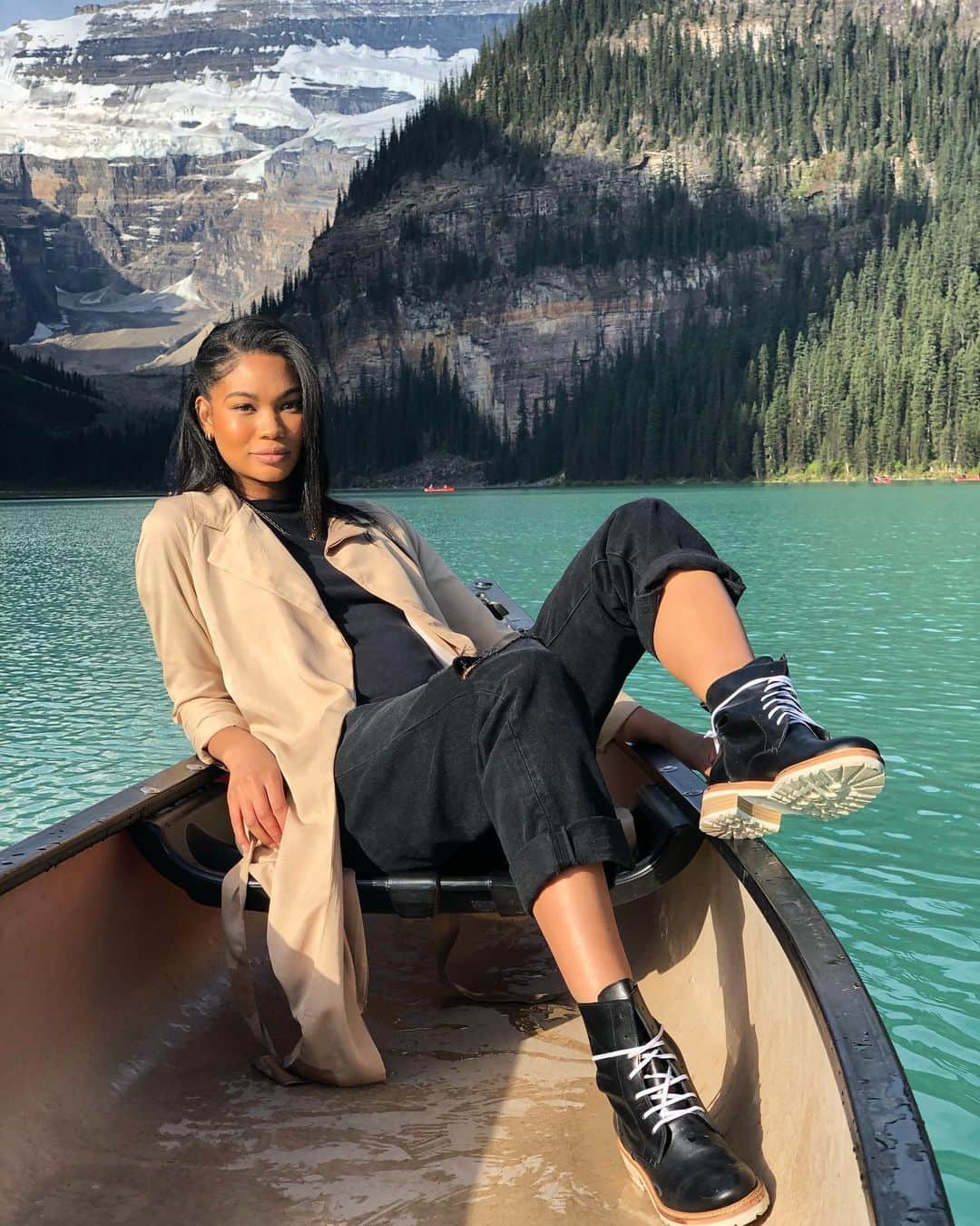 シャネル・イマンのインスタグラム：「🐻🇨🇦🛶 @revolve @tularosalabel @loversfriendsla #revolvearoundtheworld #lakelouise」