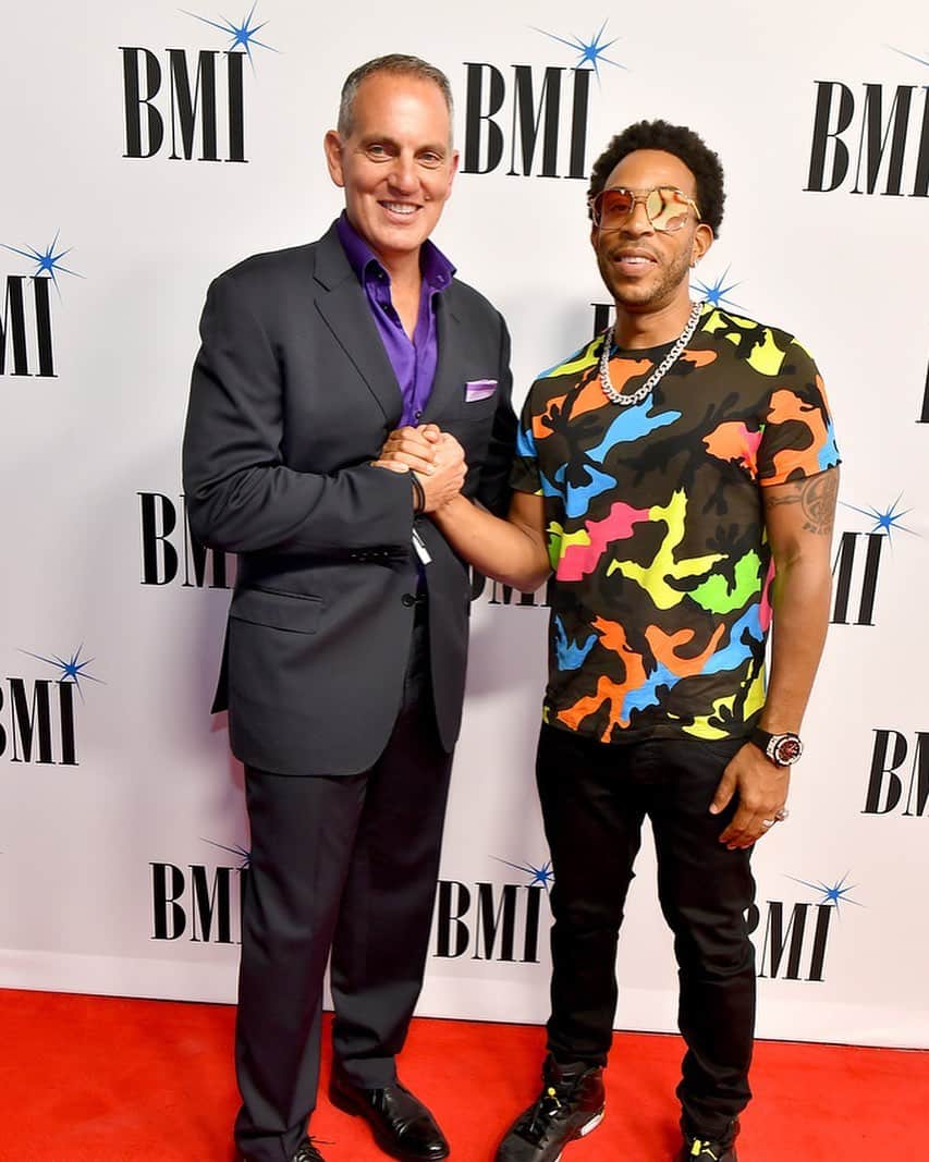 Broadcast Music, Inc.さんのインスタグラム写真 - (Broadcast Music, Inc.Instagram)「@Ludacris stopped by the 2019 #BMIRnBHHAwards red carpet. #BMIFamily. Have a great #ludadayweekend! Year 14 and still going 💪! Pictured with our President and CEO Mike O’Neill.」8月31日 4時30分 - bmi