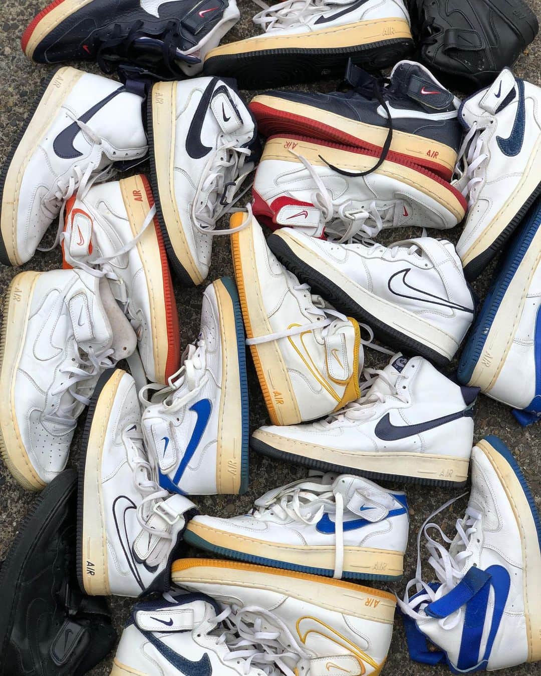 Mr. Tyさんのインスタグラム写真 - (Mr. TyInstagram)「Never been a mid guy, but you gotta admit they had some cleaaaan colorways back in the day. Speaking of back in the day, do you remember when what’s considered “premium” leather now was just “regular” leather back then on Air Force 1s? #ijustlikeshoes #af1 #airforceone #af1gallery #teamaf1 #af1always #af1squad #forcegang #af1 #kickfeed #airforce1cartel #hskicks #tysid #forcegang #airforce1daily #igsneakercommunity」8月31日 4時42分 - regularolty
