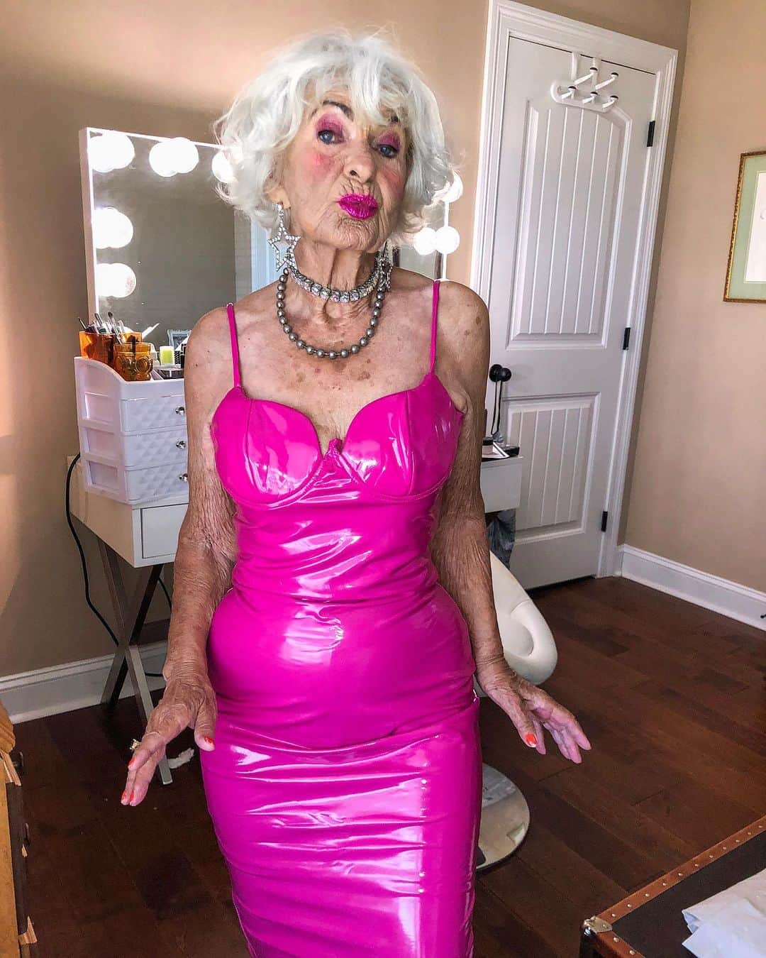 ファンキーグランマさんのインスタグラム写真 - (ファンキーグランマInstagram)「WHO IS SHE?? 💖」8月31日 4時42分 - baddiewinkle