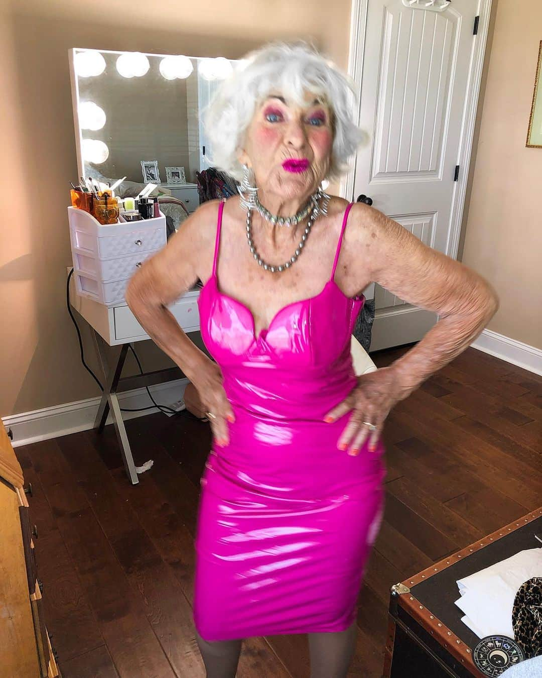 ファンキーグランマさんのインスタグラム写真 - (ファンキーグランマInstagram)「WHO IS SHE?? 💖」8月31日 4時42分 - baddiewinkle