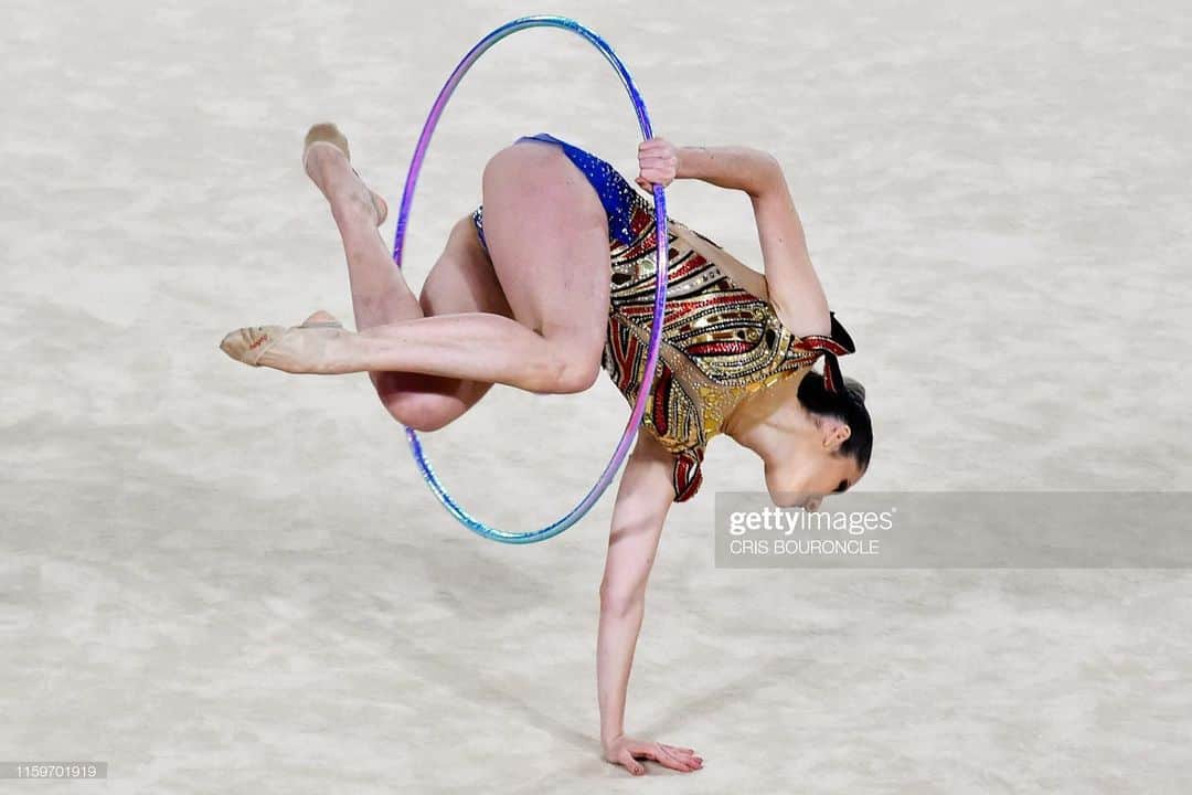 ナターリア・ガウジオのインスタグラム：「Arco e bola ok ✅!! Amanhã temos maças e fita, que Deus nos abençoe e ilumine!! Nada como um dia após o outro e as novas oportunidades que a vida nos dá... 🙏🏼😍✨💪🏼🇧🇷🤸🏼‍♀️❤️ #grateful #worldcup #kazan2019 #focus #faith #competition #rhythmicgymnastic #hoop #love #sports #russia #gymnast #cbg #caixaesportes #timebrasil」
