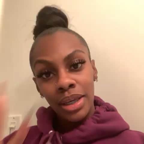 ベロニカ・ベガのインスタグラム：「If my 🐱 could talk 🙈 @jesshilarious_official」