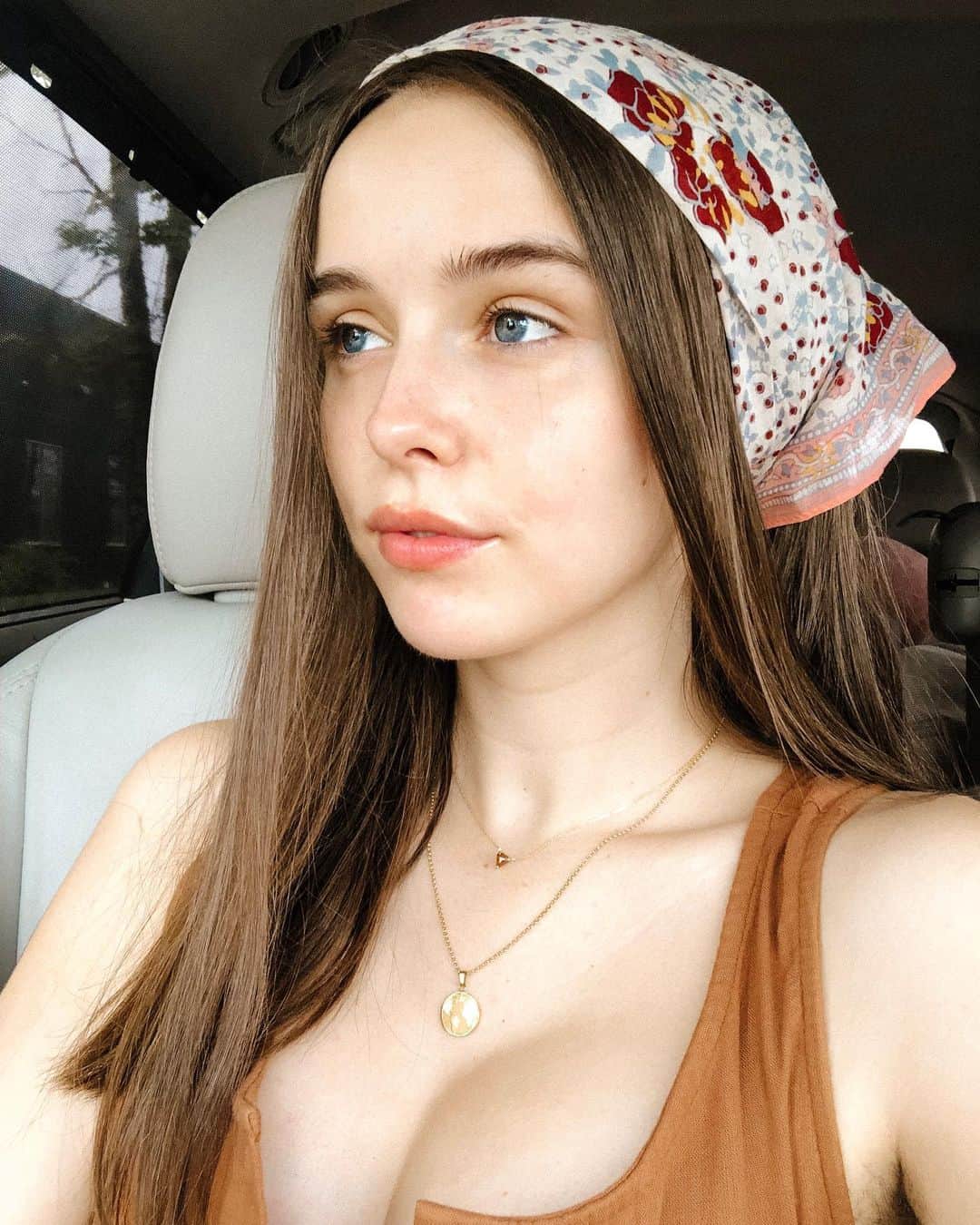 Acacia Brinleyさんのインスタグラム写真 - (Acacia BrinleyInstagram)「50s house wife vibes today. Can’t believe it took me almost 22 years to wear my hair like this. Don’t know how I lived without it.」8月31日 4時59分 - acaciakersey