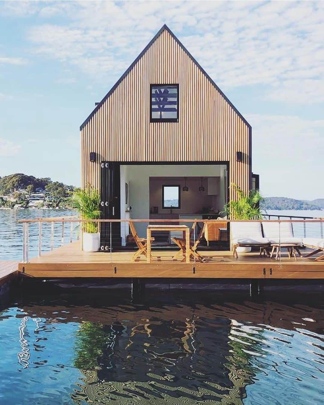 Airbnbさんのインスタグラム写真 - (AirbnbInstagram)「Ashlea’s floating villa on the Pittwater waterway is perfect for quiet reflection. But there’s plenty to do if you feel like it. Take the included dinghy to Portuguese Beach for a picnic, paddleboard along the coast, or climb an old sandstone lighthouse for spectacular views followed by kingfish ceviche at Barrenjoey House.  Photo @lilypadpalmbeach」8月31日 5時01分 - airbnb