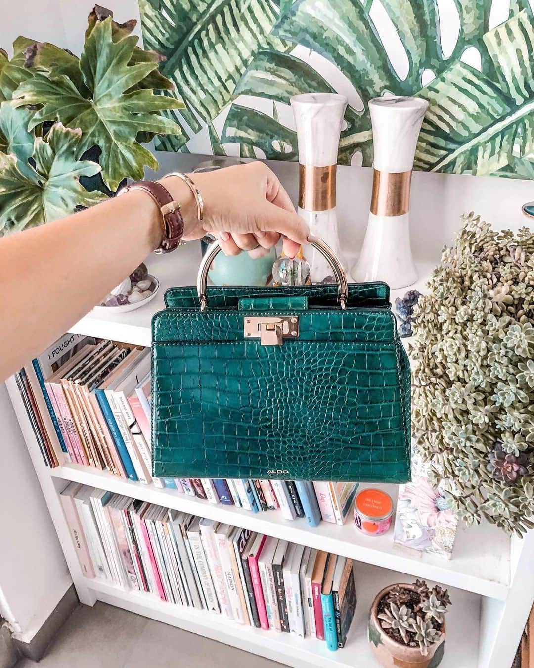 ALDO shoesさんのインスタグラム写真 - (ALDO shoesInstagram)「We couldn’t help but wonder… what if everything in life was as cute and practical as (faux) croco top handle Wicirani? Available in select regions. Photo by #AldoCrew cutie @pattycascar #AldoMexico #ALDO」8月31日 5時01分 - aldo_shoes