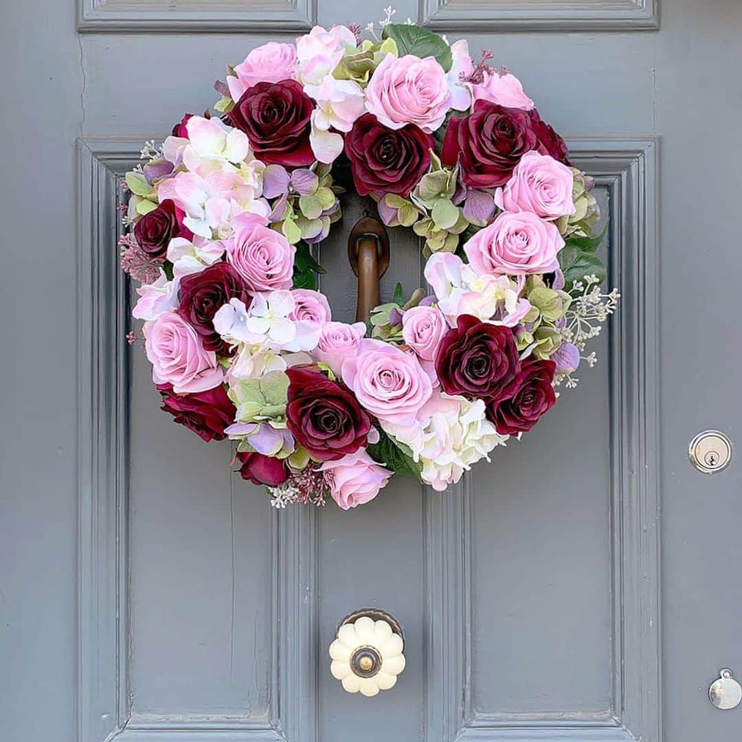 ローラアシュレイのインスタグラム：「From pastel paint jobs to decorative wreaths, people are steadily adding a bit of character to their outdoor spaces as well as their indoor. Crafty blogger @thetwinklediaries came up with an easy tutorial for a gorgeous faux-flower wreath, using Laura Ashley bouquets, that can be displayed all year round 🌸 Head to our blog to find out how to make your own」