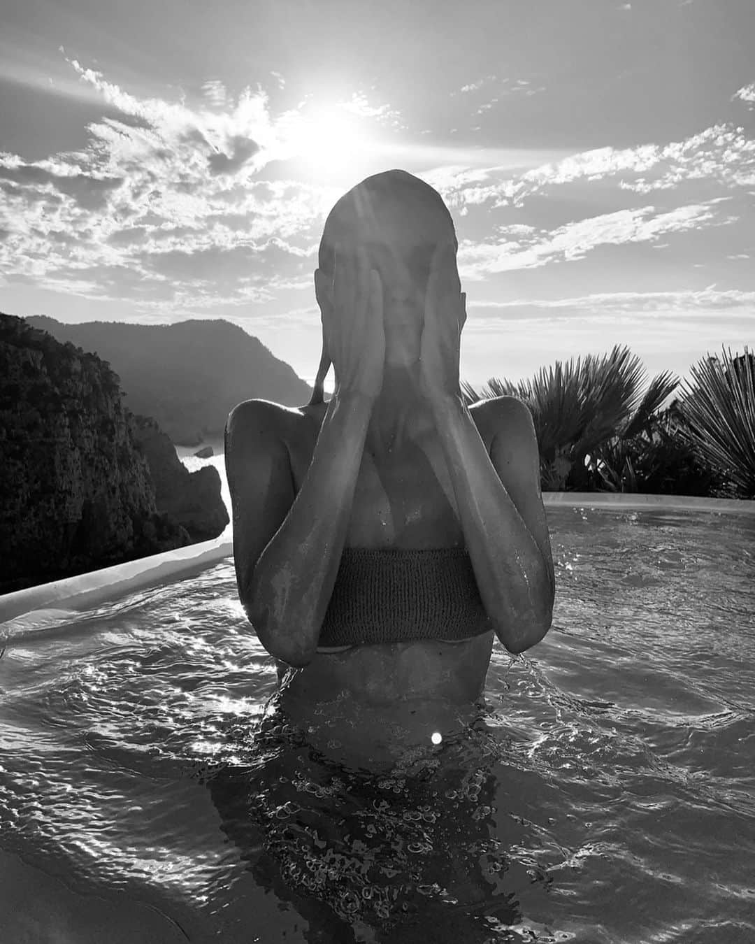 レオニー・ハンネさんのインスタグラム写真 - (レオニー・ハンネInstagram)「Pool day. 🖤」8月31日 5時14分 - leoniehanne