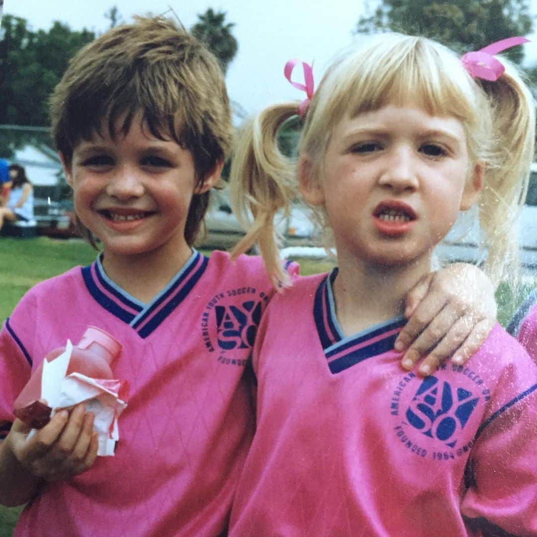 クリスティン・ウッズのインスタグラム：「This is a picture of me hugging my very best childhood friend @looloofun1. We were inseparable. Always connected at the hip. Always in each others arms. The idea of children being kept from physical contact is atrocious. The idea of kids not being in an environment where they can truly be themselves and play and grow and be loved and cared for by their family and peers is just devastating. Depriving a developing child from being held and hugged is probably the WORST THING POSSIBLE for their health. We’ve got to do whatever we can. Join the #onevidaatatime HUG CHALLENGE to foster empathy and raise awareness and funds for www.immigrantfamiliestogether.com-an organization which offers comprehensive support to asylum seekers once they are released. #onevidaatatimehugchallenge #hug Thank you my loves @the_annalamadrid @angeliquecabral ❤️❤️❤️」
