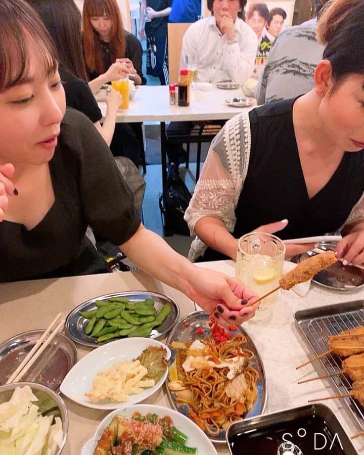 のインスタグラム：「. 娘たちとスタッフと。 打ち上げは串カツ田中  腹ペコやけくそ 田中コールw  #串カツ #打ち上げ #歌手 #アイドル #女王様」