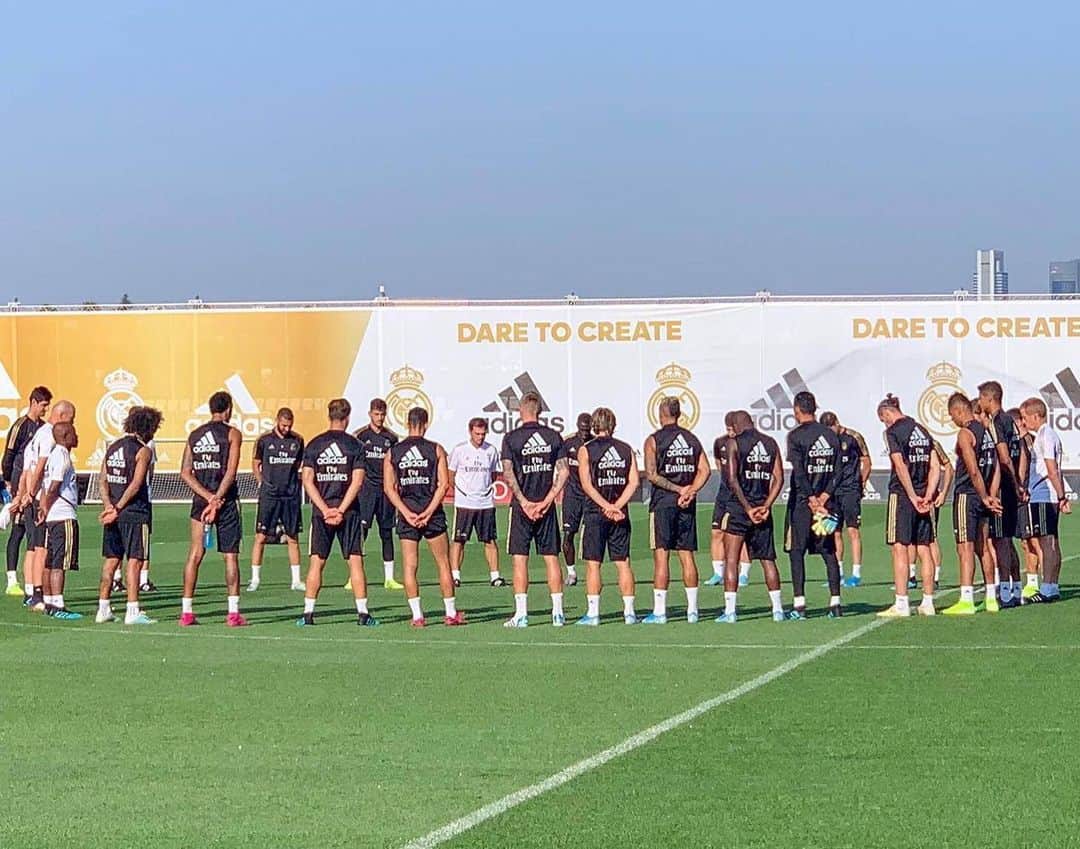 カルロス・テベスのインスタグラム：「Real Madrid's squad held a minute silence before training today following the passing of Luis Enrique's daughter. Respect. 🙏」