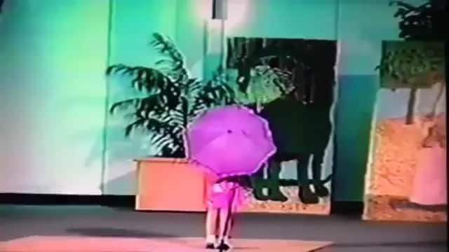 アシュレイ・ベンソンのインスタグラム：「Baby Benz singing in the rain」