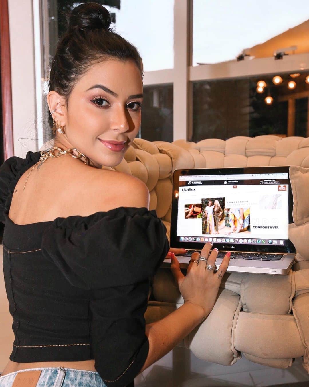 Gabriela Salesのインスタグラム：「Lacrinhas, vocês já viram a nova coleção de Primavera/Verão da @usaflexcalcados? Eu acabei de conferir todos os produtos na loja virtual e é um modelo mais lindo do que o outro, tem piscininhas de opções 😍 Acho que eu vou até dar uma passadinha na loja para conferir tudo de pertinho! E quem não conferiu ainda a loja virtual, basta clicar no link que está na bio do insta deles! Corre lá! *publi #Usaflex #UsaflexCalcados  #PrimaveraVerãoUsaflex」
