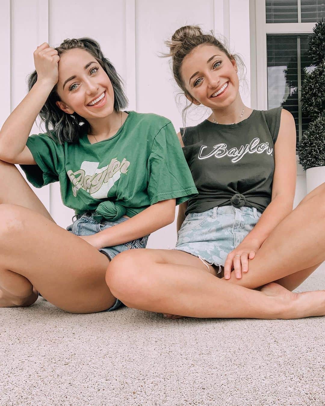 Brooklyn and Baileyさんのインスタグラム写真 - (Brooklyn and BaileyInstagram)「Reppin’ our @bayloruniversity colors! Gotta show our school spirit on spirit friday🤷🏻‍♀️ What are y’alls school colors?」8月31日 6時01分 - brooklynandbailey