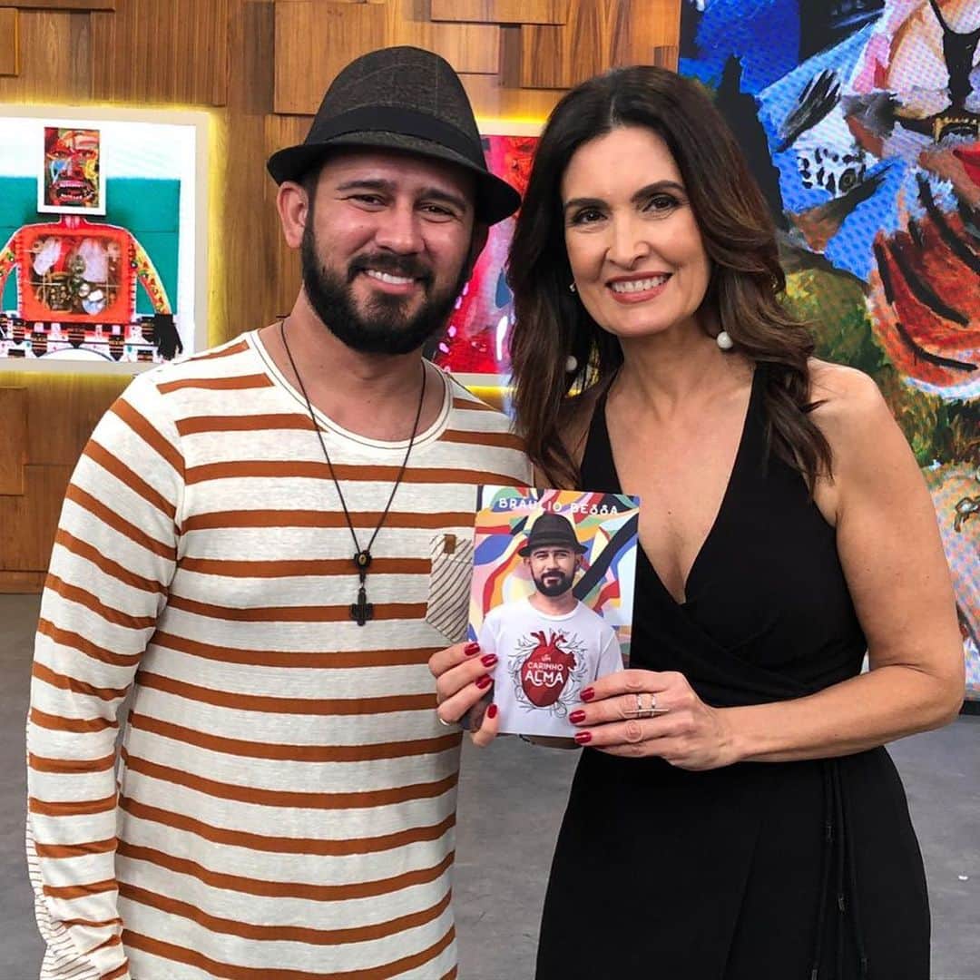 ファチマ・ベルナルデスのインスタグラム：「Esses meus parceiros arrasaram hj no #encontrocomfatima. @curvello_andre viajou pra Altamira e mostrou a tragédia das queimadas na Amazônia. @olalair visitou uma queijaria pra falar dos queijos artesanais de Minas Gerais que estão ganhando prêmios internacionais. E @brauliobessa declamou um cordel do livro novo. Foi lindo!」