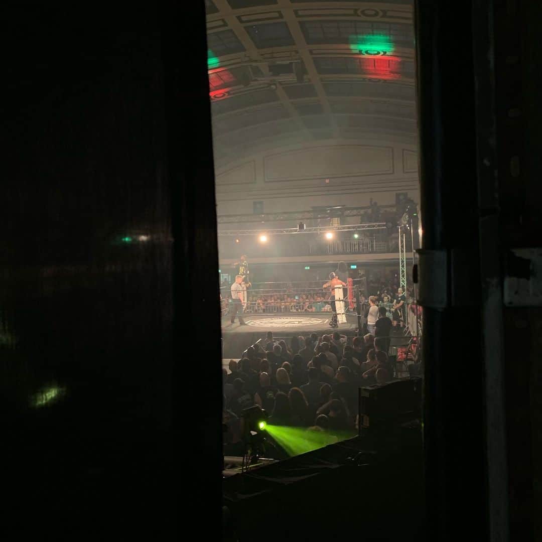 のインスタグラム：「#YorkHall got to be backstage tonight  and watch our bro @hiku_leo do work! #bulletclub #revpro 🤘🏽💪🏽👊🏽」