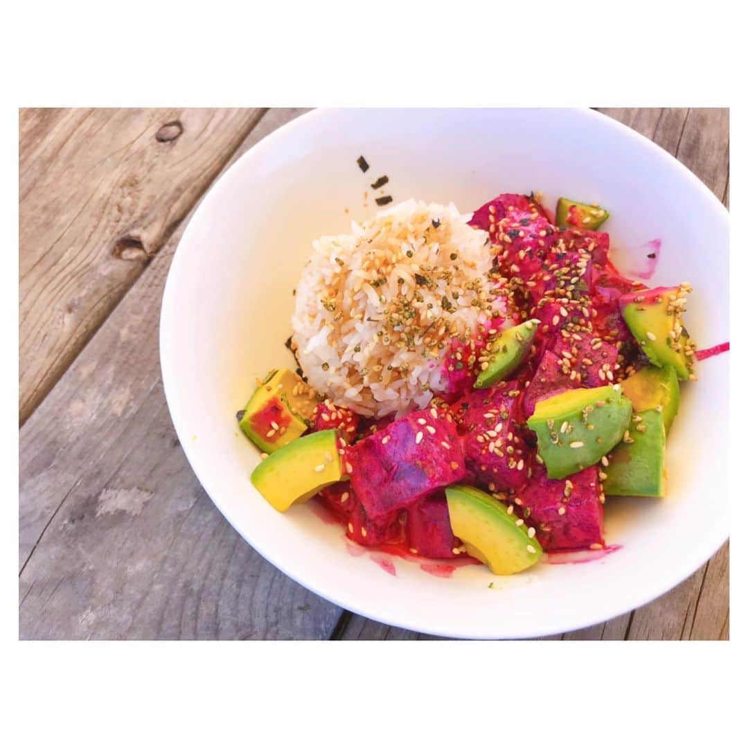 荒川れん子のインスタグラム：「Beets Poke Bowl♥️ ビーツのポケ丼。ビーツをメラメラするほど食べたい時は貧血気味なサインです、私の場合😅 . . #hawaii #northshore #aloha #lovehawaii #vegan #vegetarian #luckywelivehawaii #hawaiilife #organic #cafe #travel #foodie #lifeisajourney #lunch #beet #hawaiistagram #instahawaii #ハワイ #オアフ #ハワイ生活 #ハワイ暮らし #ハワイ在住 #旅 #ハワイ好き #ハワイ旅行 #オーガニック #カフェ #ランチ #ビーツ #貧血」