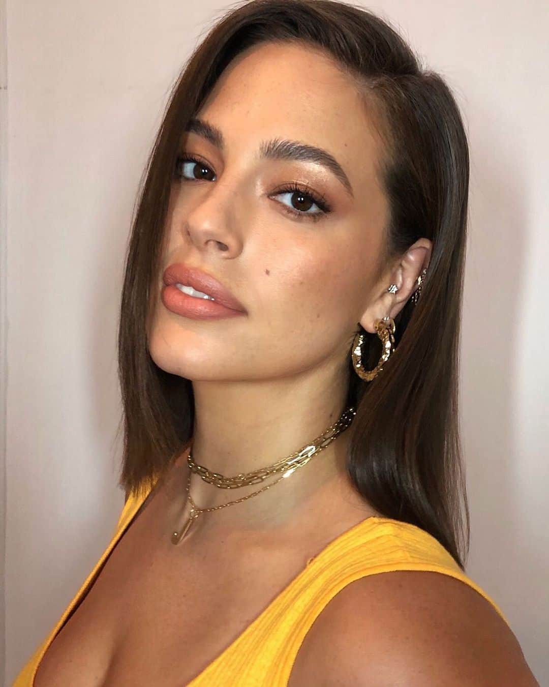 Revlonさんのインスタグラム写真 - (RevlonInstagram)「Looking longingly at the weekend ahead like… . Not to mention, @ashleygraham’s makeup is the perfect, breezy unofficial-end-of-summer look . Makeup by @kaleteter 💄  #glow #summer #motd」8月31日 6時22分 - revlon