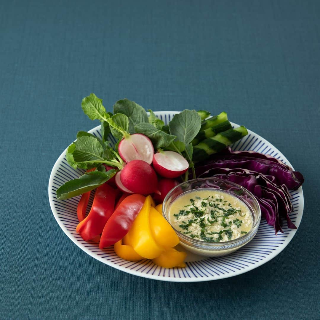 Komerco-コメルコ-さんのインスタグラム写真 - (Komerco-コメルコ-Instagram)「． 8月31日は #野菜 の日。 ． 1983年（昭和58年）に全国青果物商業協同組合連合会など複数の団体が「や（8）さい（31）の」語呂合わせと野菜のPRのために制定したそうです。 ． 野菜が美味しいこの季節。 こだわりの調味料でもっと美味しく✨ ． 本日まで開催中の「野菜をおいしく食べよう」特集を是非御覧くださいね💓 ． ------------------------------- . Spice and Peace Mayonnaise Factory / クラフトパーティマヨネーズ、クレオールぺぺ まるみ豚 / カレー豚みそ La plantation Japan / スパイスミックス（天然ハーブ） . ▷こちらの作品はKomercoアプリでクリエイターから直接ご購入いただけます。 アプリTOP「野菜をおいしく食べよう」特集内もしくは、アプリ内「さがす」で「 野菜」と検索してください🔎 . ▷iOS版Appダウンロードはプロフィールリンクから📲 @komerco_official. ------------------------------- #komerco #komercoごはん #料理をもっと楽しく  #夏野菜 #おうちごはん #朝ごはん #instafood #foodpic #cookinglove  #ブランチ #手しごと #クラフトマヨネーズ #豚みそ #うつわ #うつわ好き #カレー #テーブルスタイリング #塩 #豊かな食卓 #今日のごはん #プレート #ハーブ塩 #スパイス #スパイス塩 #マヨネーズ #いただきます #いつものいただきますを楽しく #クックパッド #cookpad」8月31日 12時00分 - komerco_official