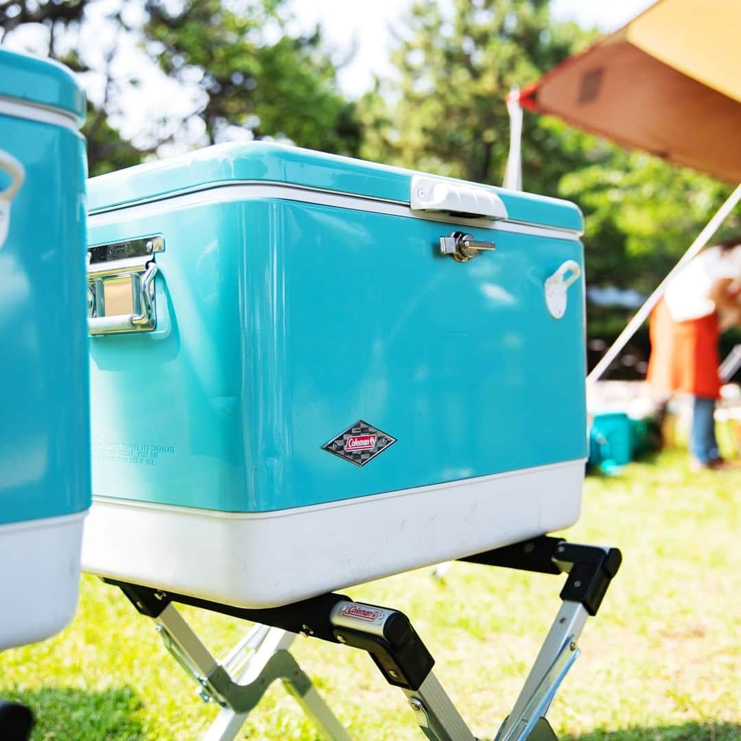 Coleman Japanのインスタグラム：「鮮やかなターコイズブルーが人気の「スチールベルト®クーラー」。 存在感があって置くだけでキャンプをおしゃれに彩ってくれる✨」