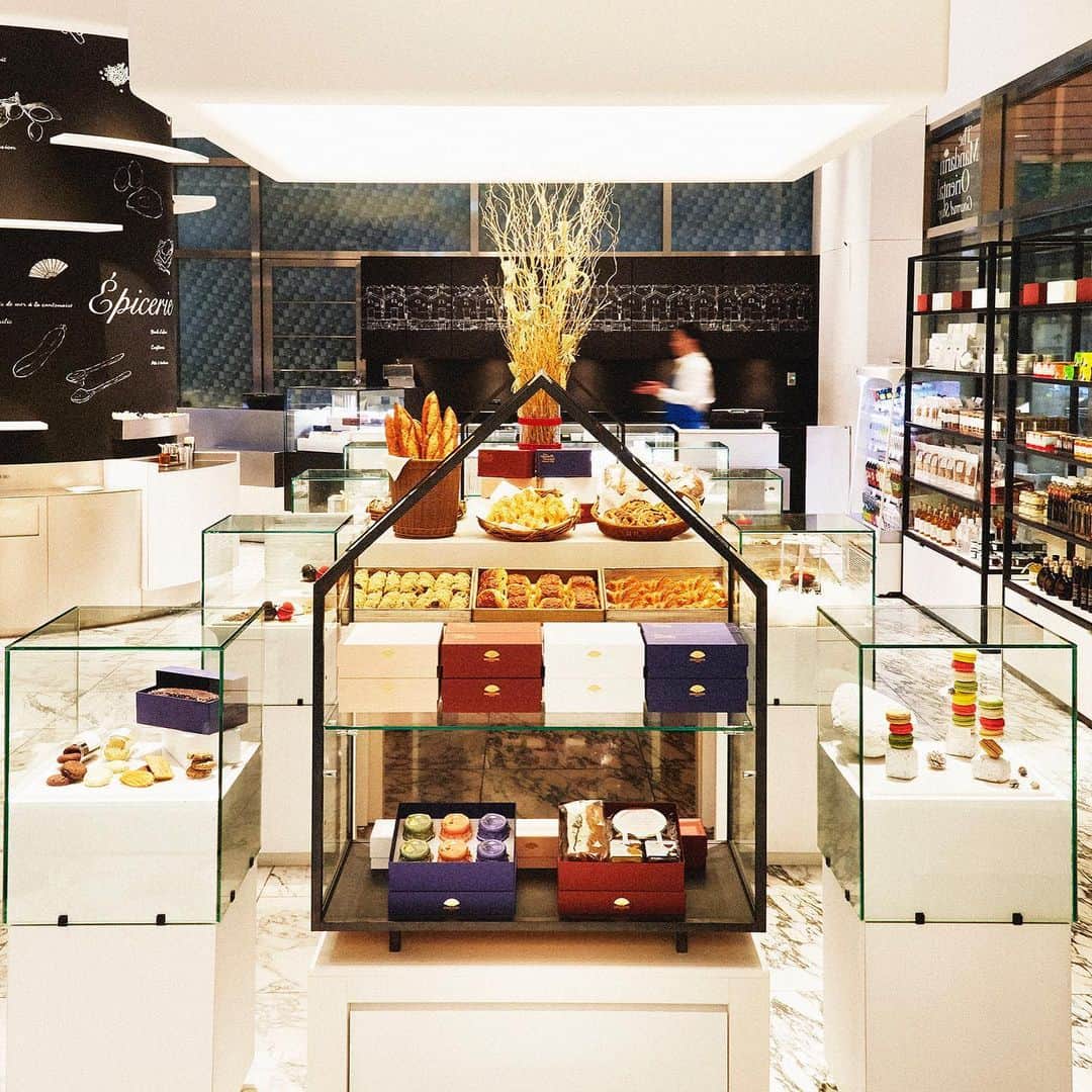 Mandarin Oriental, Tokyoさんのインスタグラム写真 - (Mandarin Oriental, TokyoInstagram)「8月最後の土曜日。 まだまだ暑い日が続きますが、涼を感じられる金魚のスイーツはいかがですか？ 1階「ザ マンダリン オリエンタルグルメ ショップ」では、夏の風物詩の金魚がグラスの中でゆらゆらと泳ぐ、涼やかなスイーツ2種をご用意しております。9月23日(月・祝)までの期間限定ですので、この機会にぜひお愉しみください。 「金魚 ルージュ」、「金魚 ジョーヌ」各800円  The Mandarin Oriental Gourmet Shop (1F) offers two kinds of cooling goldfish-themed sweets: Kingyo Rouge and Kingyo Jaune. These special sweets are available until 23 September. Please do not miss out on this opportunity. JPY800 each  #MandarinOrientalTokyo #MOtokyo #ImAFan #マンダリンオリエンタル東京 #マンダリンオリエンタル #MandarinOriental #Nihonbashi #日本橋 #themandarinorientalgourmetshop #ザマンダリンオリエンタルグルメショップ #Kumo #cafe #sweets #dessert #cake #hotelsweets #夏 #カフェ #スイーツ #デザート #kingyo #Goldfish #金魚 #金魚スイーツ #グラスデザート #GlassDessert #EcoEdo #夏の風物詩」8月31日 12時00分 - mo_tokyo